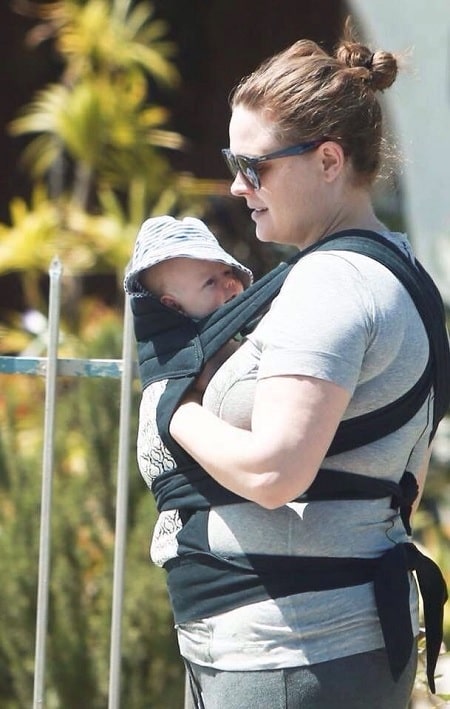 A picture of Emily Deschanel with her younger son, Calvin.